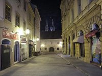 Krvavi most. Na broju kbr. proradila je na Novu godinu 1887. prva zagrebačka telefonska centrala  Most je preko potoka Medveščak povezivao je gradsku općinu s kaptolskim Zagrebom. No, razvojem industrije došlo je do zagađenja koje je natjeralo gradske vlasti na uvođenje kanalizacije. Taj zahvat je doveo do zatvaranja potoka i konačnog rušenja mosta 1899. godine.